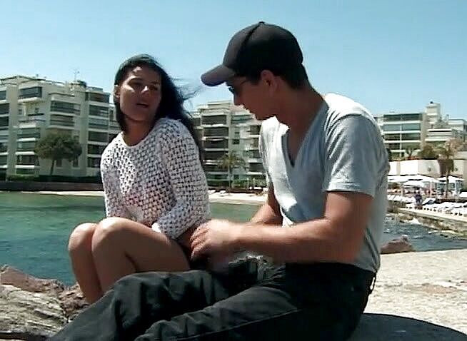 Analiscius: 身材惊人的淫荡黑发婊子和多肉的阴户被性交