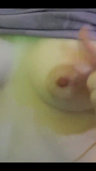 乳头玩耍，自慰，通过观看色情片达到乳头高潮