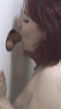 Lil Gorda peituda latina cadela chupa boners em Gloryhole Cock Suck Sess!