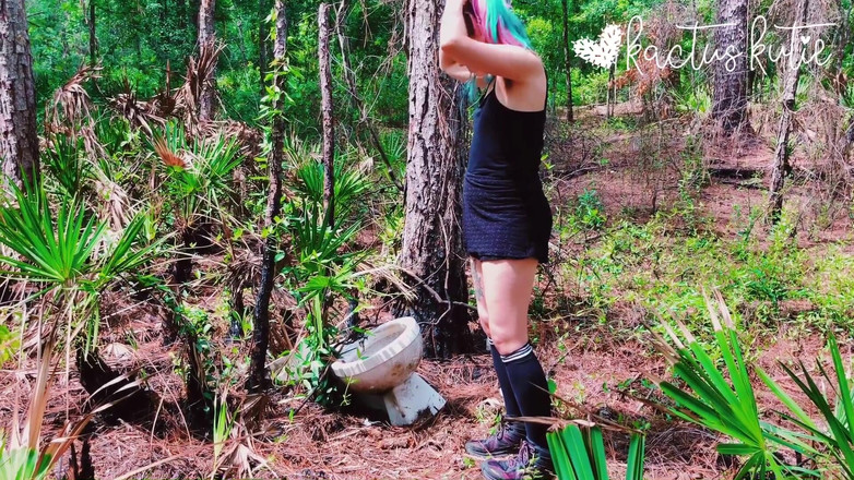 kactus kutie: Kencing di tandas di dalam hutan