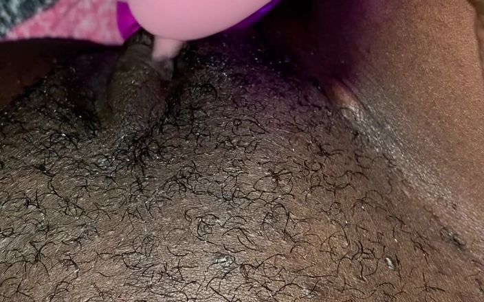 Shy babe: Lagi asik mainin memeknya pakai dildo