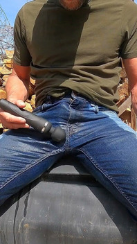 Bagnando i miei jeans e stuzzicando il mio cazzo con dei vibratori