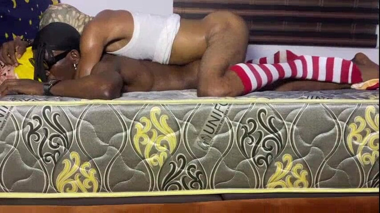 Chief_daddyy: Guarda come io e il miocero scopiamo nella sua stanza.