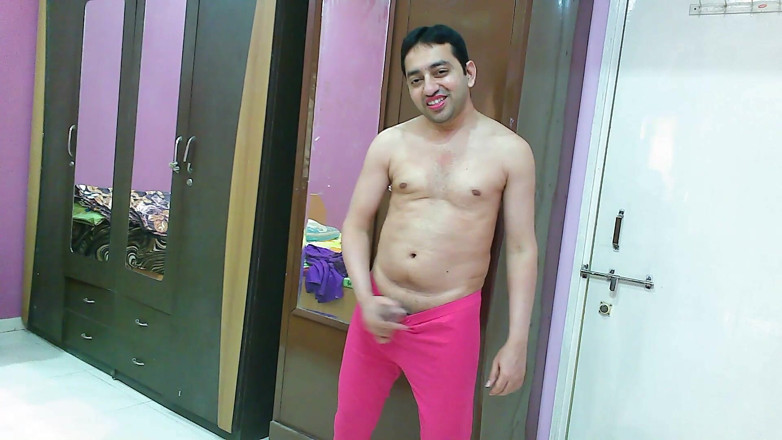 Cute & Nude Crossdresser: Dolce sissy travestito effeminato sweet lecca-lecca in top e stretto.