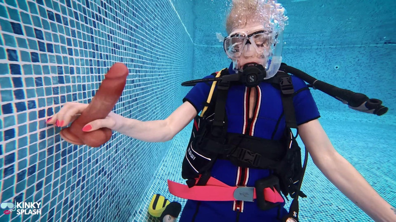 UKCuteGirl Lucy Lauren: Deepthroat dive scuba latihan menghisap