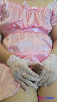 Sissy kanisa sục cu với chiếc váy satin màu hồng và găng tay ren