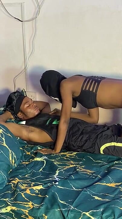 Africagirl: Büyük yarak tek bir odada sert seks yapıyor