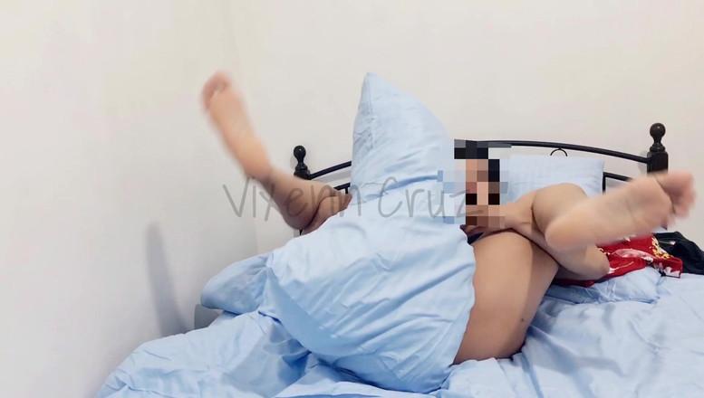 Vixenn Cruz: Adoro scoparmi e strofinarmi la figa sul cuscino fino all'orgasmo
