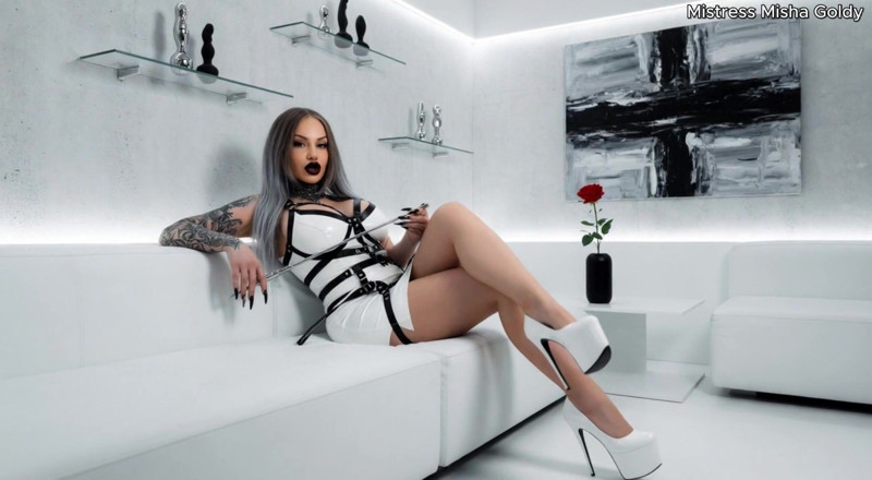 Goddess Misha Goldy: Il tuo sguardo alimenta la mia crudeltà