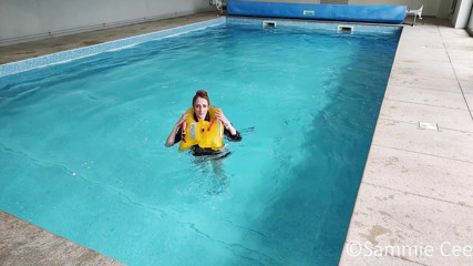 Sammie Cee: Crewsaver - revisão do colete salva-vidas na piscina