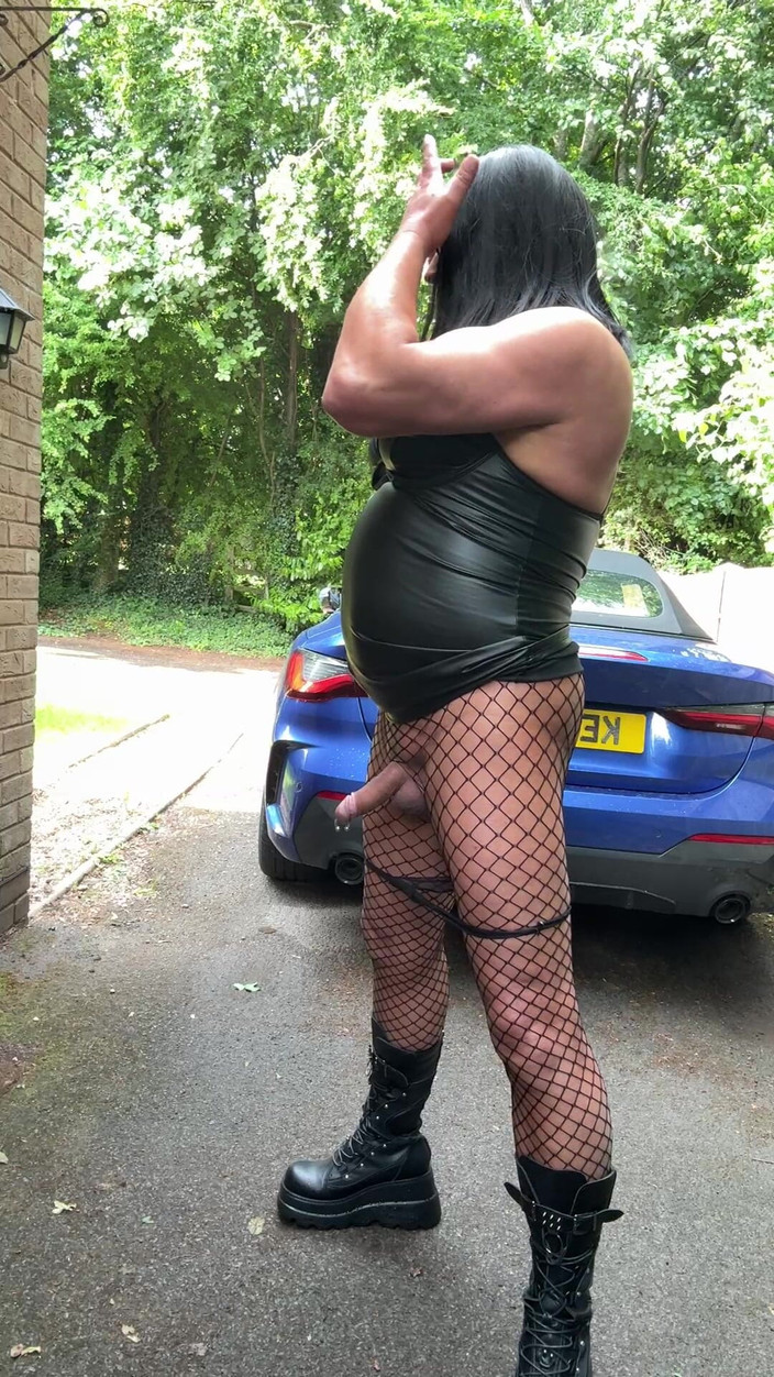 Kellycd2022: 性感的 crossdresser Kellycd2022 情绪风格黑色 pvc 渔网连裤袜和靴子