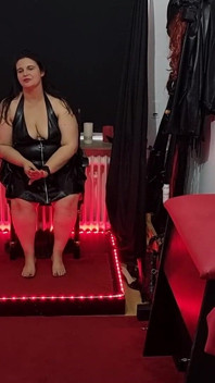 Baskın orta yaşlı seksi kadın kölenin gergin göt deliğini derinden parmaklıyor