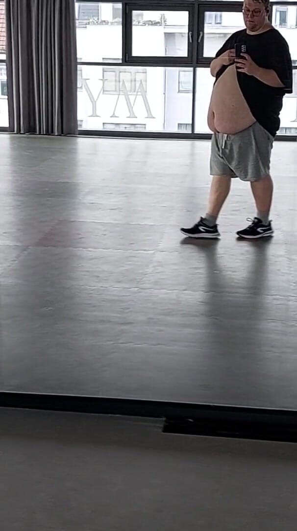 Belly Reveal in Gym (Rubens guy) Belly Reveal in Gym (Rubens guy)