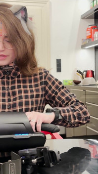 La jolie cosplay Kitty Mari Galore amène une machine à sexe avec elle et se tape également le caméraman