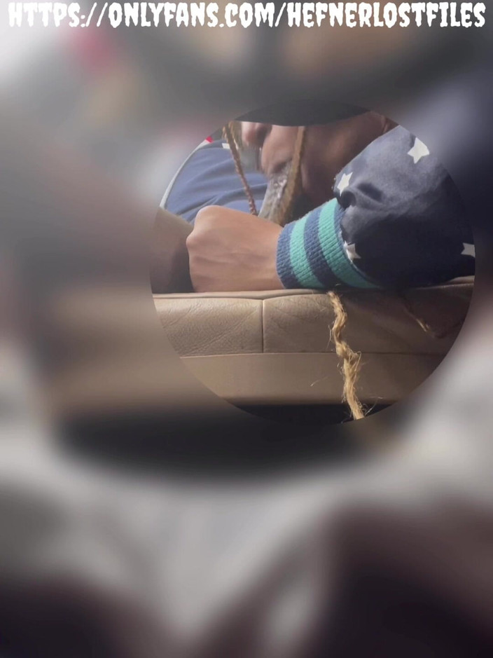 PlayboyHef: 当她吮吸我的鸡巴时，她为男朋友接电话