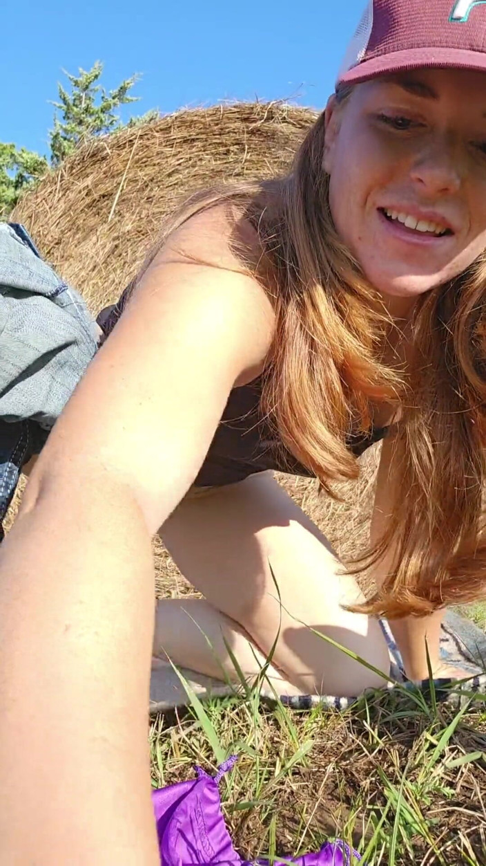 NaughtyRedFarmgirl: Kızıl saçlı ayakları fışkırtarak sikiyor ve götünü sikiyor