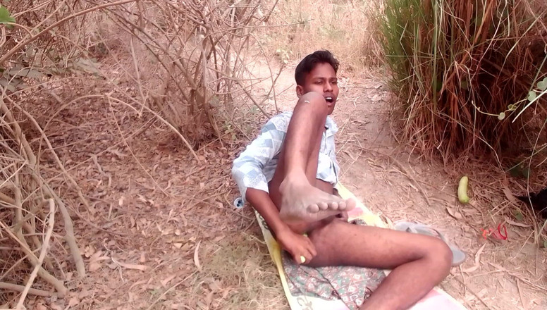 Hotdick_rohit: Desi teen ragazzo culo cazzo con un grosso cetriolo come...