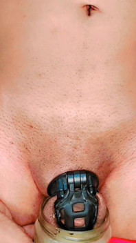 Stojąc sika w Chastity Cage