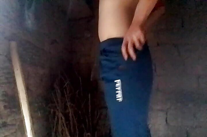 Gangbang straight: Điệu nhảy solo mông khít khao của Leon