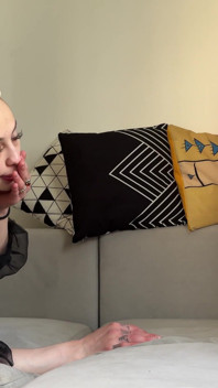 Quando a mamãe está fora, eu chupo meu pau do meu padrasto