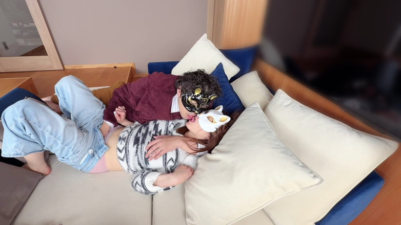LuuLee0804: Auf Dem Sofa Des Affärenraums Teilen Die Beiden Einen Leidenschaftlichen...
