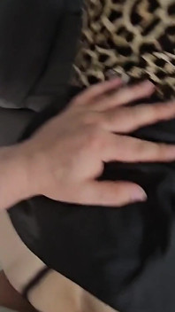 Sexy rijpe milf wordt in haar kont geneukt en komt klaar op haar leren rok