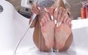 Lya Creamy: Ragazza massaggia le gambe in doccia - feticismo del piede
