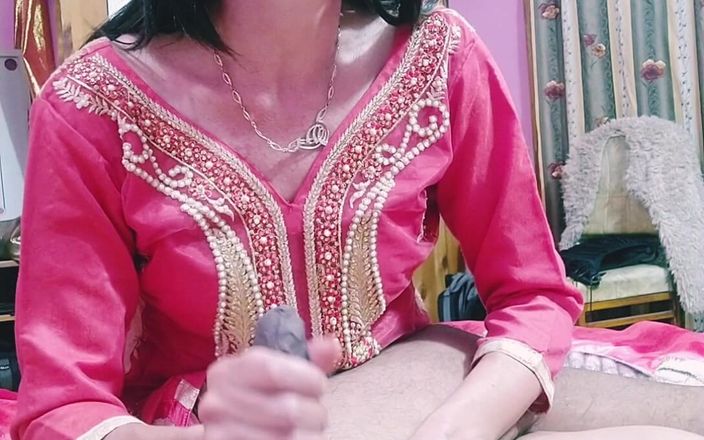 Bolly Karma: Tante nakal dengan tangan yang lembut lagi asik ngurusin kontol...