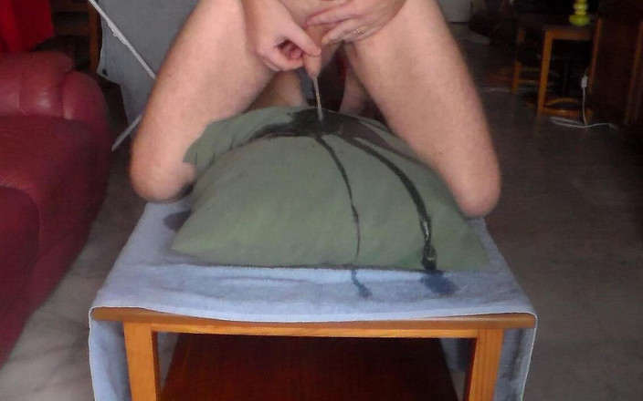 Sex hub male: John सोफे तकिये पर हर तरफ मूत रहा है