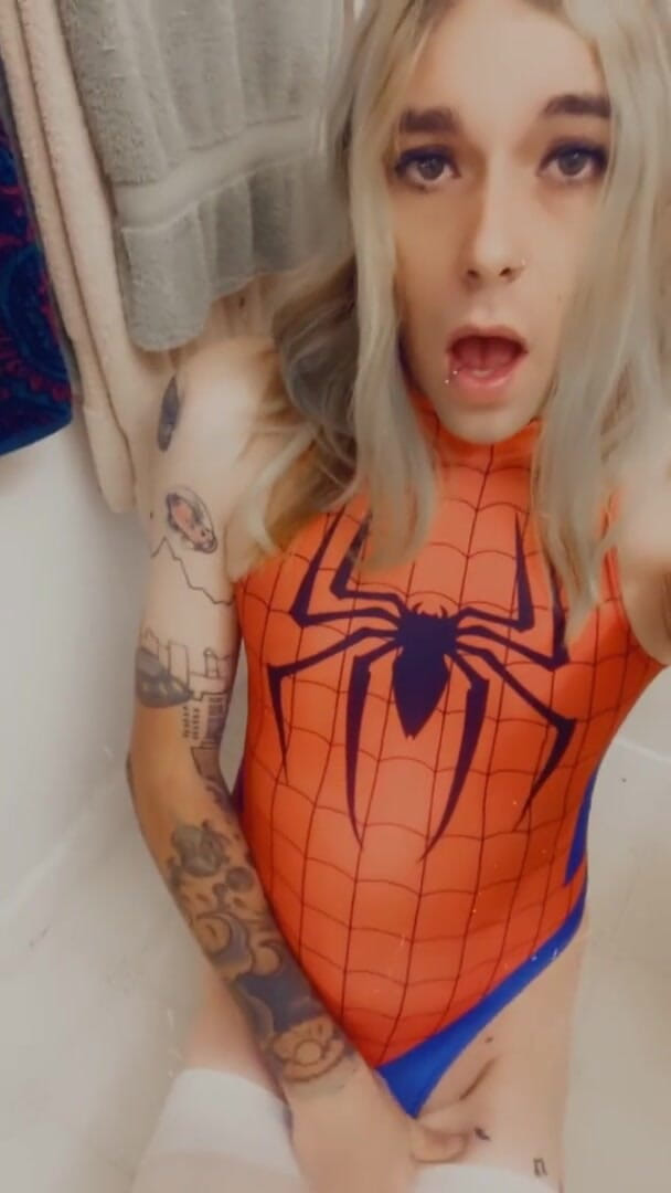 CarmenMelatonin: Sexy spidermeisje wil spelen