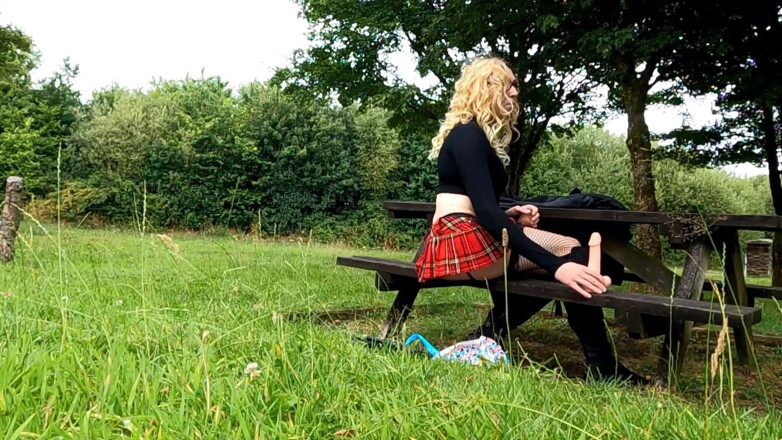 The Midnight Minx: Crossdressers al aire libre consolador A la mierda