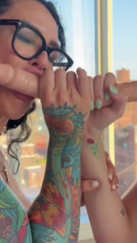 Rosie Rider, amie sexy, trompe son copain dans une rencontre sournoise