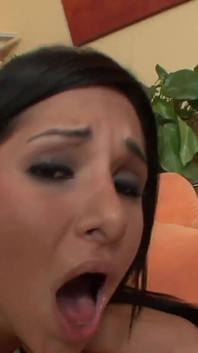 18 ani și Kimberly Belle, o curvă latino cu pizdă netedă și păr castaniu adoră să fie excitată și satisfăcută