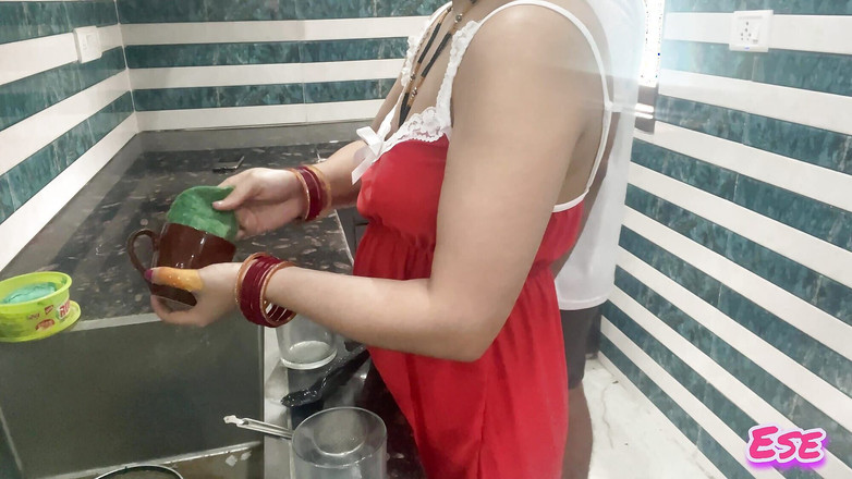 Sammy Sins: ムラムラした義理の息子がキッチンで継母と性交