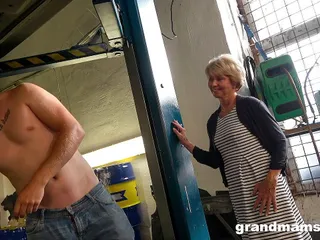 Per favore scopami prima che tu aggiust la mia auto con le nonne
