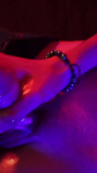 Caldo twink magro magico c masturba il suo grosso cazzo con l'olio sparando un grosso carico di sperma