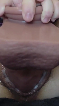 Matură sexy cu cur alb călărește un vibrator mare și are orgasm cu degetul în cur