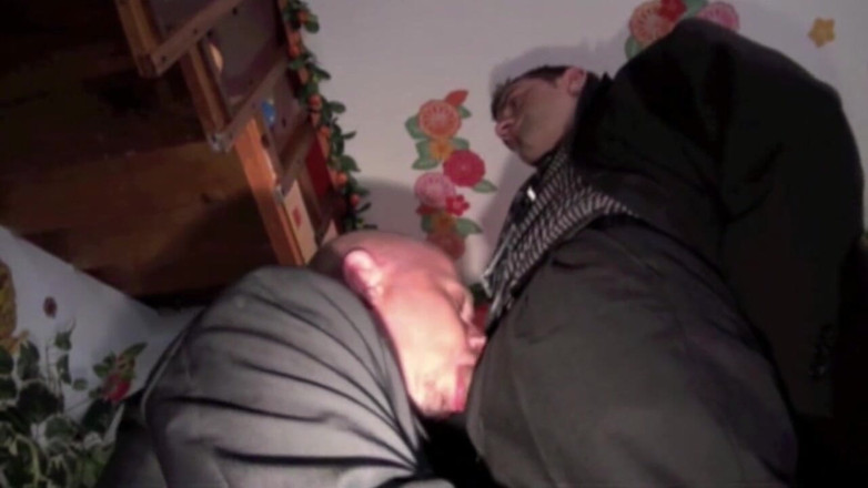 Gaybareback: 2 рекламних ролики трахаються в костюмі та класі