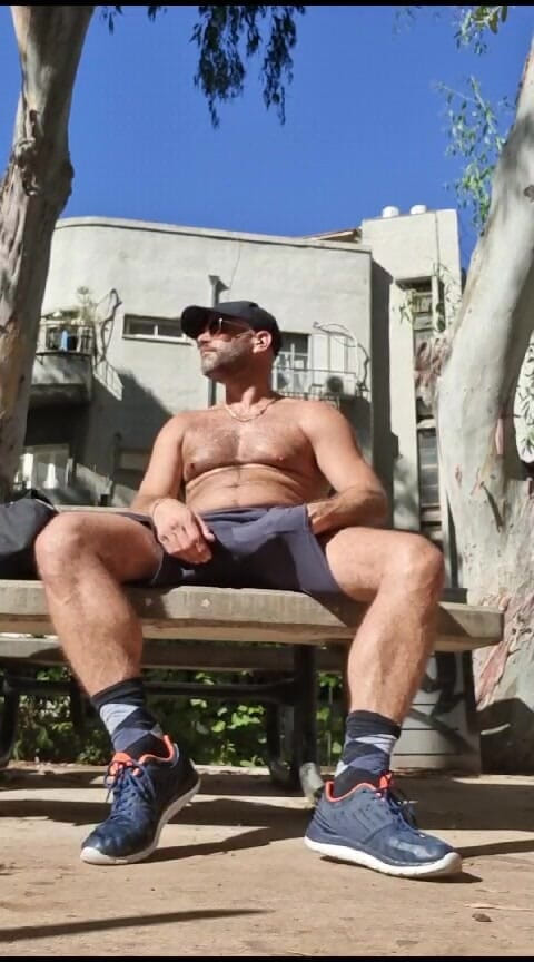 Zack f: Cara golpeou seu pau no parque público dia ensolarado