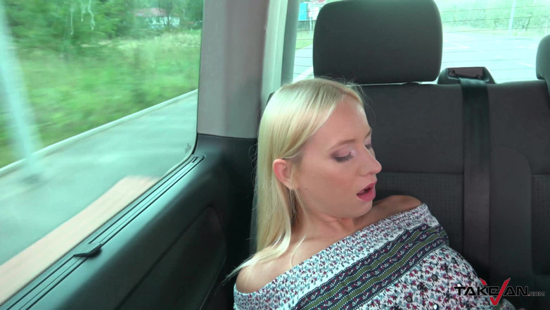 Take Van: La ragazza con le scarpe perse trova il nostro furgone...