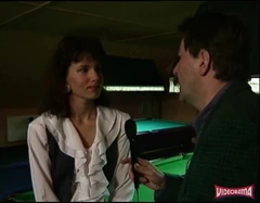 첫 포르노에서 꿈을 꾸는 예쁜 십대 소녀 (광고)