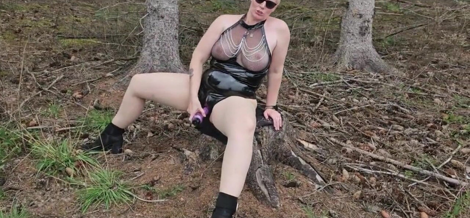 UserBitch1: En el bosque follé mi vibrador
