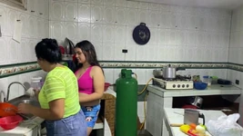 Con la mia fottuta matrigna mi scopa la figa con una grande carota