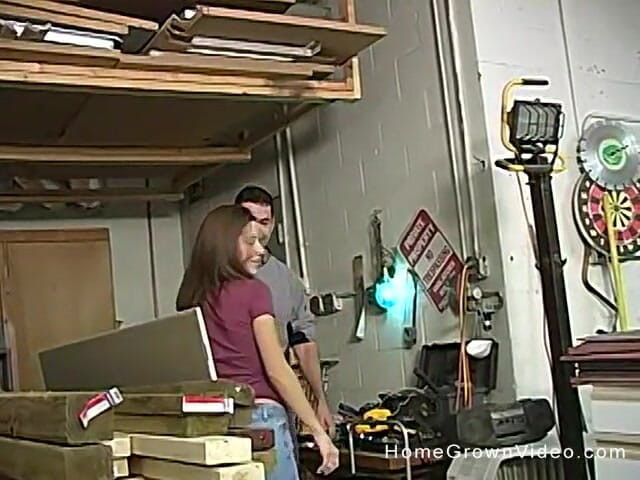 Homegrown GFs: Sexy amateur gets into a threesome