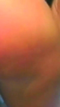 Blonde babe propt poesje met wortel in wild buitenplezier