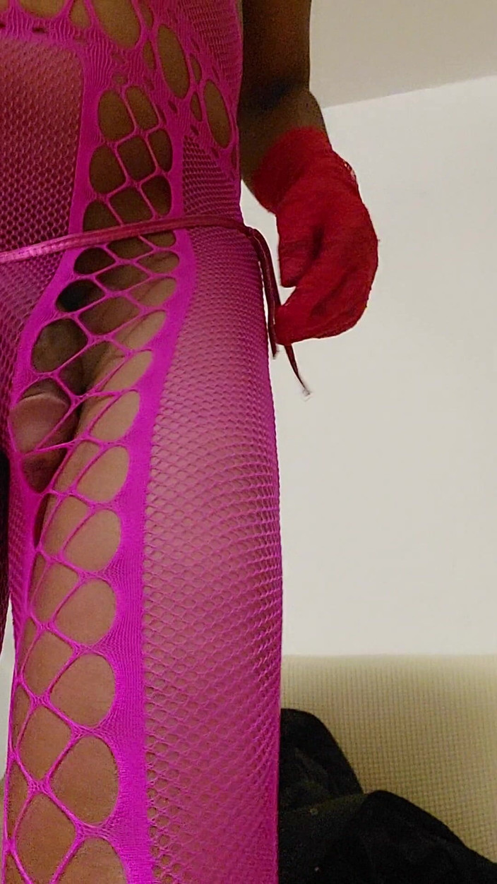 Milah CrossxxX: Milah își arată coada roz de plasă