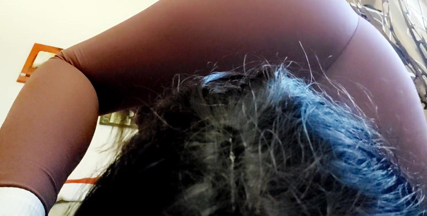 Nicoletta Embassi: Nicoletta狠狠地支配她的一个朋友，并希望她闻她所有的屁