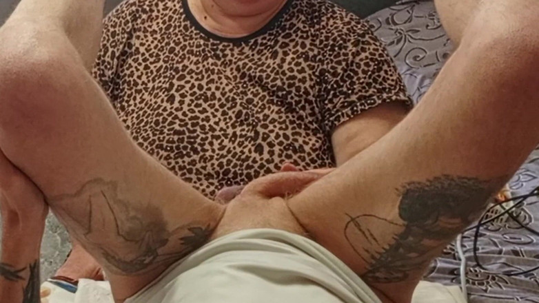 Zona901: Il vicino gioca con il mio cazzo con la bocca...