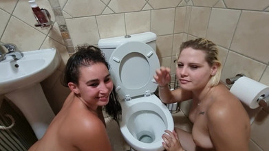 domslutfucker: Två nakna knäböjda horor som tillber toaletten, smutsiga prat