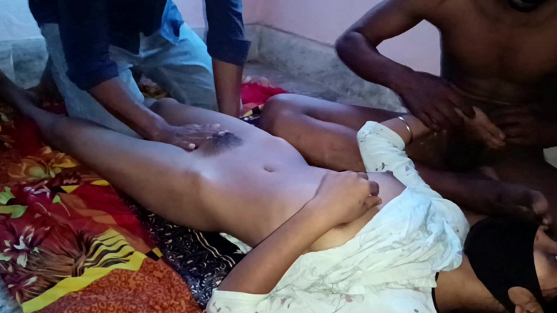 HousewifeGeeta: Grannpojken knullar Geeta Bhabhis fitta indiska trekant